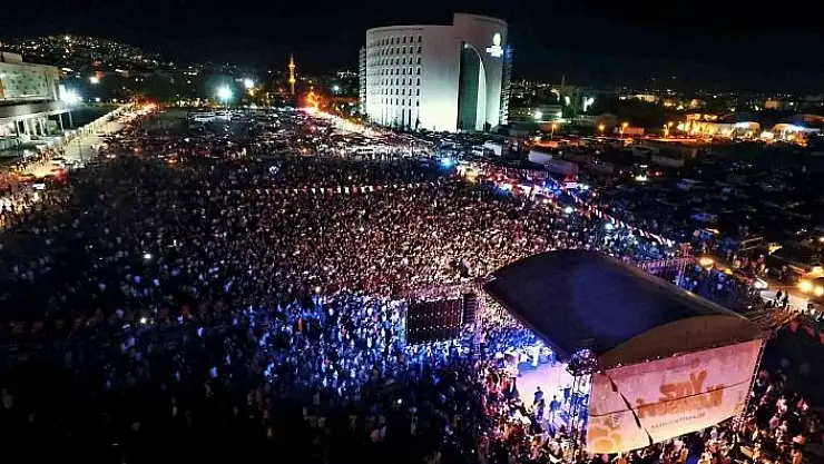 'Sınava giren gençler, sınav yorgunluğunu Canbay ve Wolker konserinde attı'