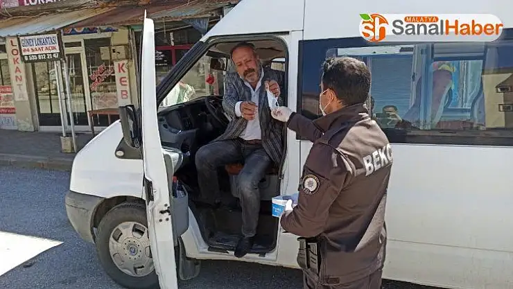 Sincik ilçesinde polisler maske dağıttı