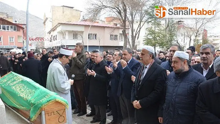 Sinop Valisi Şakalar'dan annesine son görev
