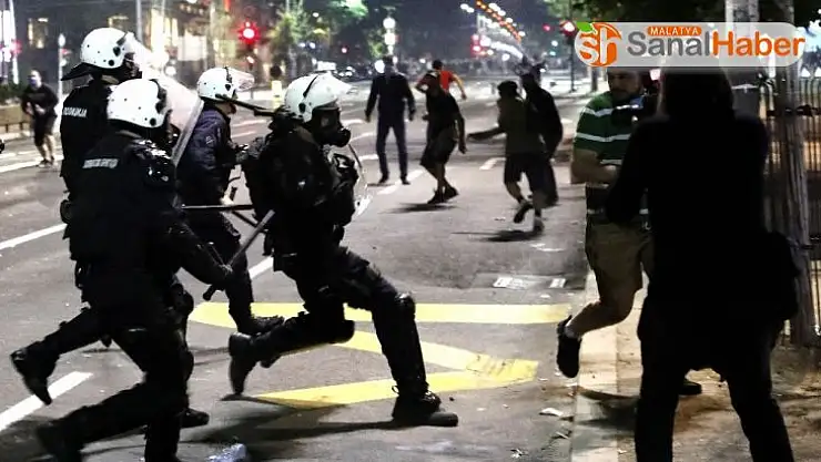 Sırbistan'da Covid-19 tedbirleri protesto edildi, hükümetten geri adım sinyali geldi