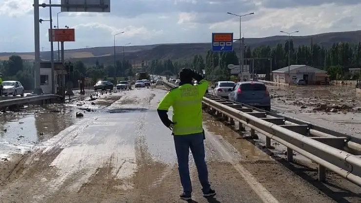 'Sivas-Ankara Karayolunda taşkın nedeniyle ulaşım aksadı'