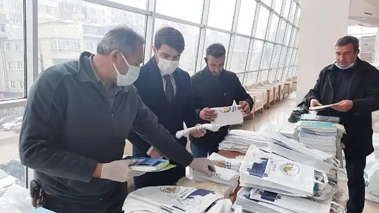 'Sivas Belediyesi 58 bin eve ''İnancın Zaferi Çanakkale'' kitabını dağıttı'