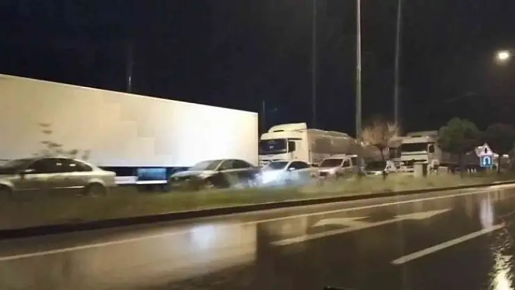 'Sivas-Kayseri karayolu sel nedeniyle araç ulaşımına kapandı'