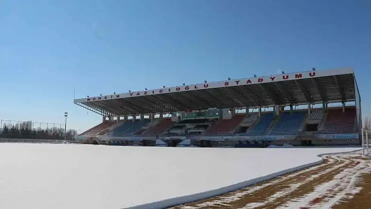 'Sivas Muhsin Yazıcıoğlu Stadı maç için kardan temizleniyor'