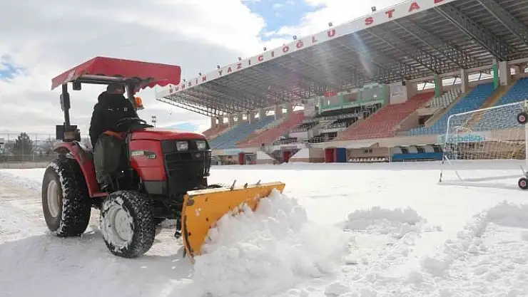 'Sivas Muhsin Yazıcıoğlu Stadyumu kardan temizleniyor'