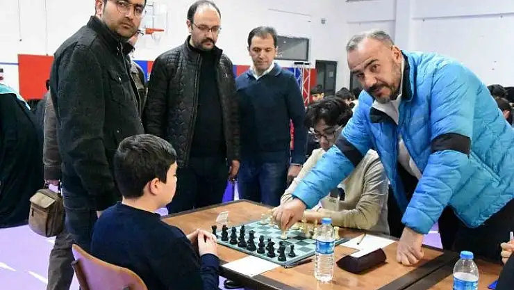 'Sivas satrançta ''Tek Yürek'''