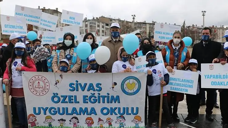 'Sivas´ta 2 Nisan Dünya Otizm Farkındalık Günü dolayısıyla kurulan standı Vali Salih Ayhan ziyaret etti'