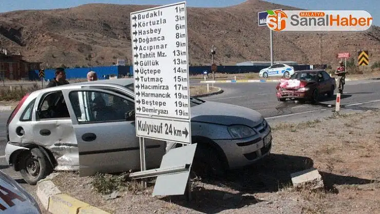 Sivas'ta 4 kişinin yaralandığı kaza anı güvenlik kamerasında