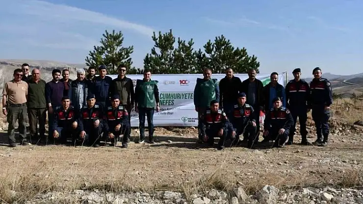 'Sivas´ta 65 bin fidan Cumhuriyetin 100´üncü yılında toprakla buluştu'