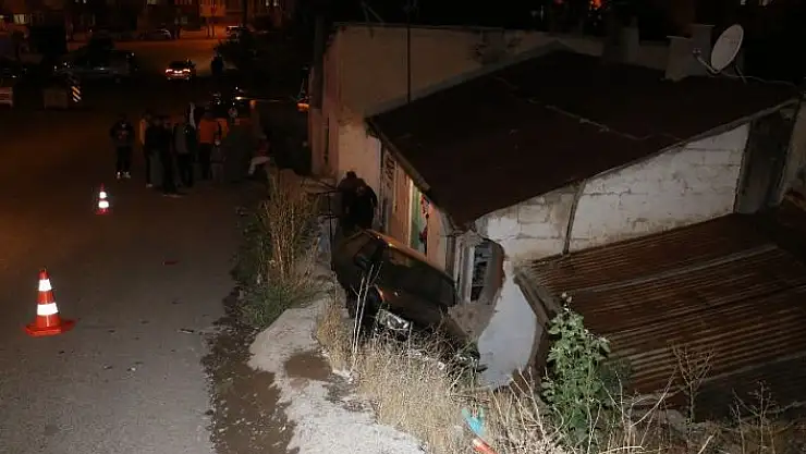'Sivas´ta araç evin bahçesine uçtu: 3 yaralı'
