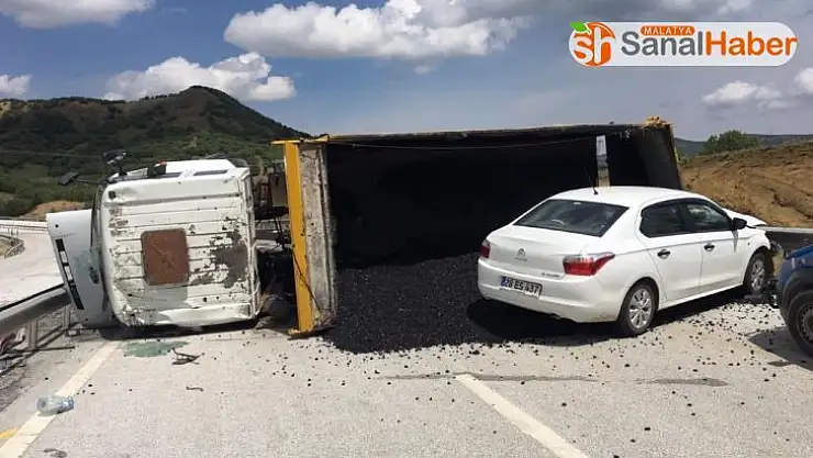 Sivas'ta asfalt yüklü kamyon devrildi: 4 Yaralı