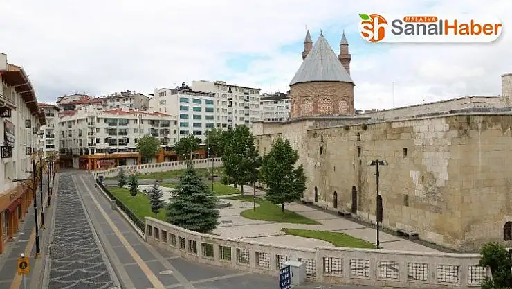 Sivas'ta caddeler ve sokaklar boş kaldı