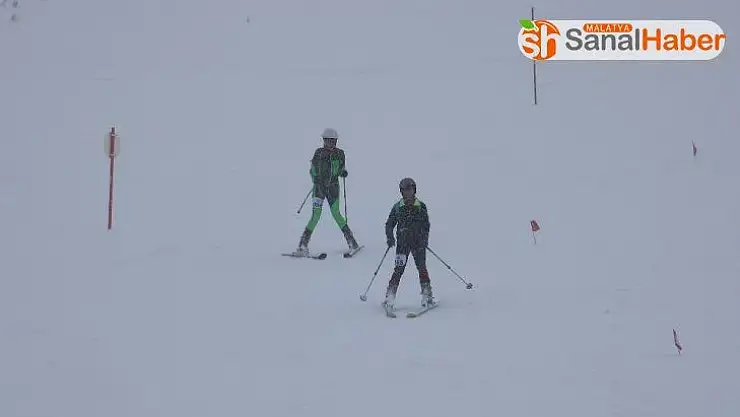 Sivas'ta Dağ Kayağı Türkiye Şampiyonası yarışları nefes kesti