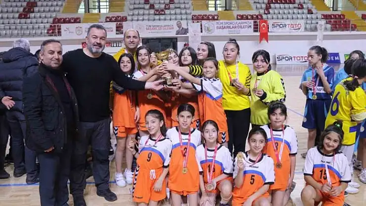 'Sivas´ta düzenlenen okullar arası hentbolda kupalar sahiplerini buldu'