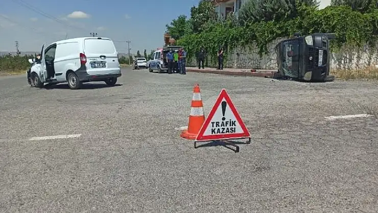 'Sivas´ta hafif ticari araçlar çarpıştı: 3 yaralı'