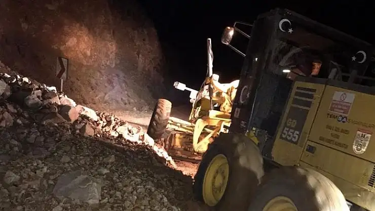 'Sivas´ta heyelan yol kapattı'