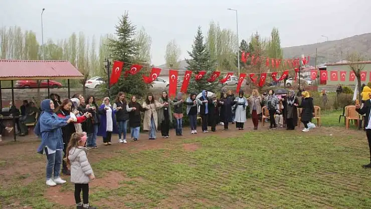 'Sivas´ta Hıdırellezi fidan dikip, halay çekerek kutladılar'