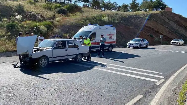 'Sivas´ta iki otomobil çarpıştı: 2´si çocuk 4 yaralı'