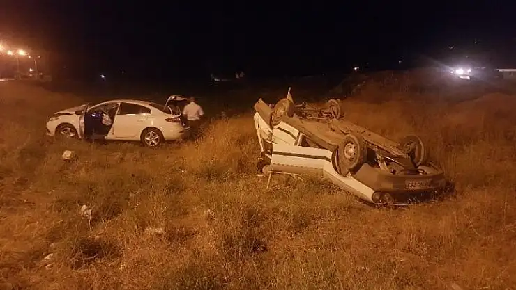 'Sivas´ta iki otomobil çarpıştı: 8 yaralı'