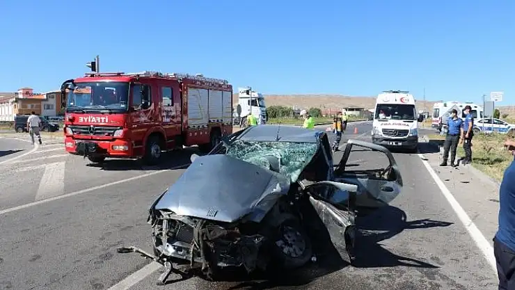 'Sivas´ta iki otomobil kavşakta çarpıştı: 6 yaralı'