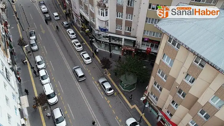 Sivas'ta kaldırım üzerindeki türbenin sırrı