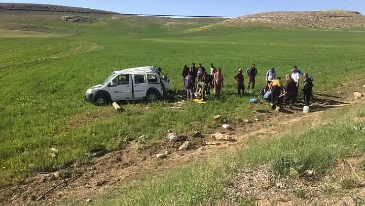 'Sivas´ta kamyonet şarampole uçtu: 2´si ağır 5 yaralı'