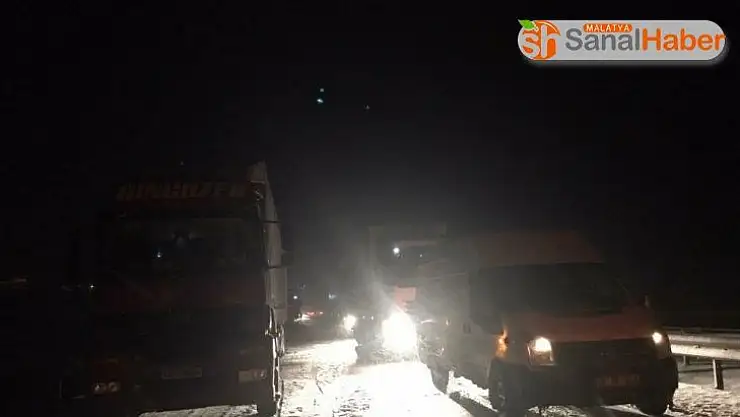 Sivas'ta kar ulaşımda aksamalara neden oldu