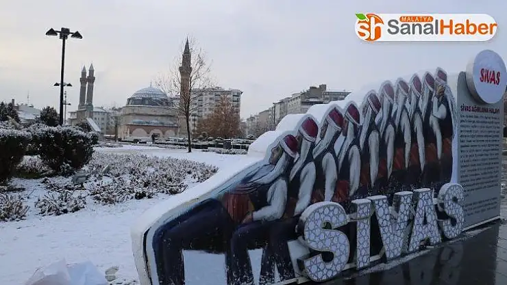 Sivas'ta kar yağışı etkili oldu, 61 köy ile ulaşım kesildi