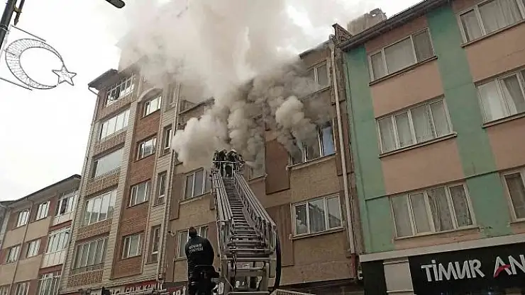 'Sivas´ta korkutan yangın: Yanmaktan son anda kurtarıldı'