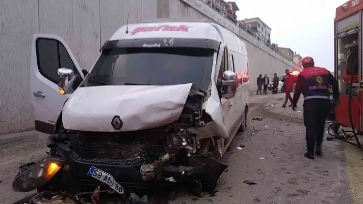 'Sivas´ta otomobil ile işçi servisi çarpıştı: 12 yaralı'