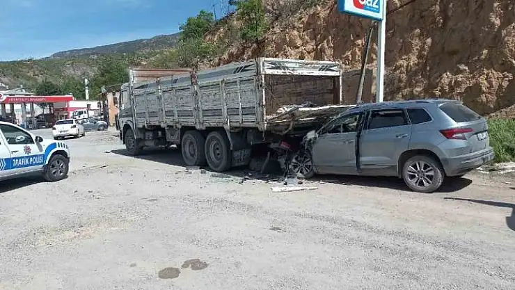'Sivas´ta otomobil kamyonun altına girdi: 1´i çocuk 5 yaralı'