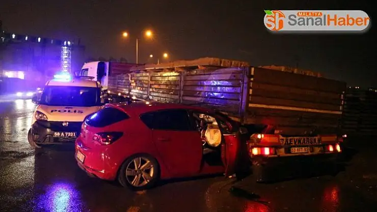 Sivas'ta otomobil tırın altına girdi: 4 yaralı