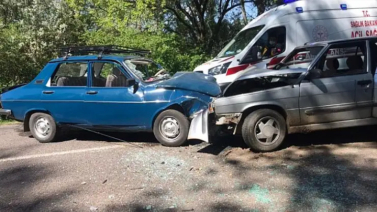 'Sivas´ta otomobiller kafa kafaya çarpıştı: 6 yaralı'