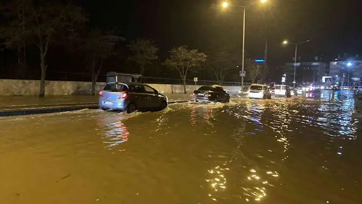 'Sivas´ta patlayan su sorusu caddeyi göle çevirdi, araçlar suya gömüldü'