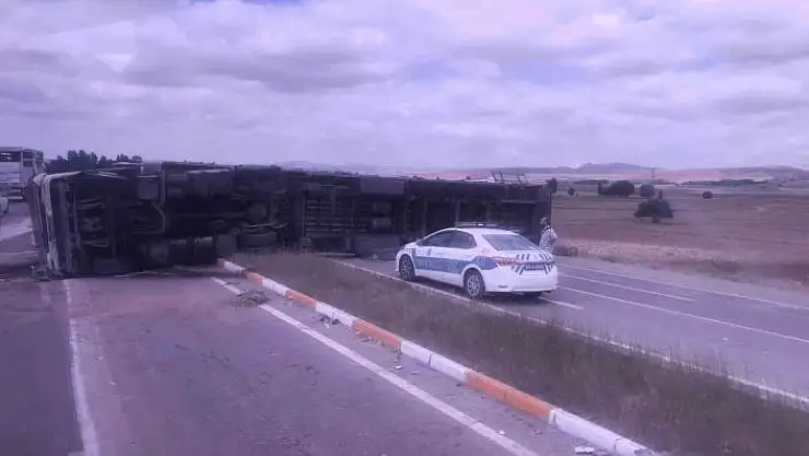 'Sivas´ta saman yüklü tır devrildi'