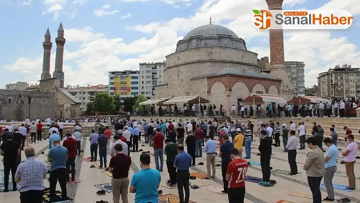 Sivas'ta sosyal mesafeli 5. cuma namazı