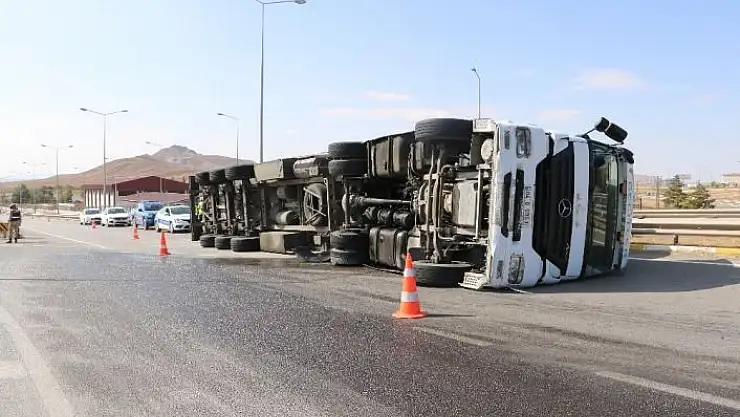 'Sivas´ta tır devrildi: 1 yaralı'