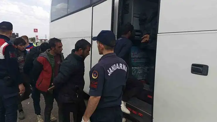 'Sivas´ta tırın dorsesinden 134 kaçak göçmen çıktı'
