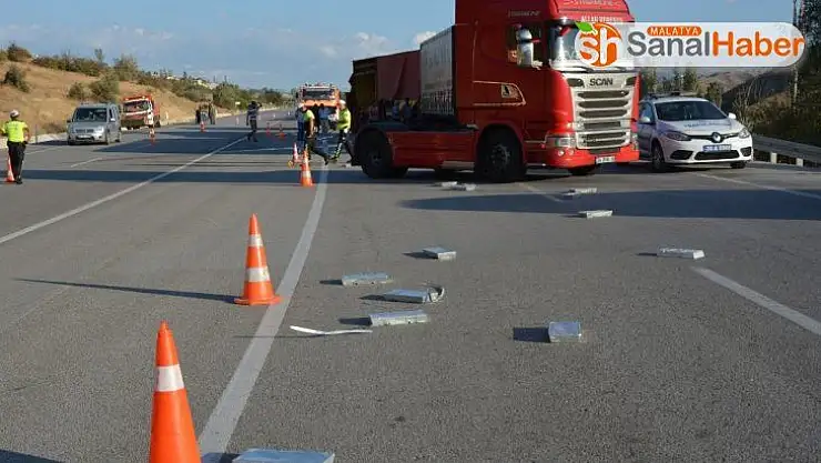 Sivas'ta tırlar kafa kafaya çarpıştı: 2 ağır yaralı