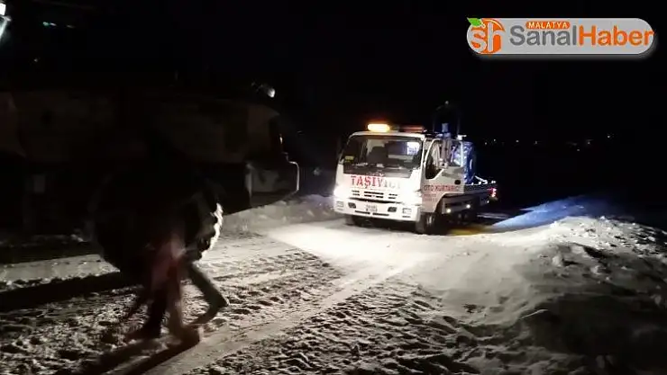 Sivas'ta traktörün devrilmesiyle mahsur kalan 3 kişi kurtarıldı