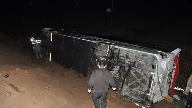 'Sivas´ta yolcu otobüs tarlaya uçtu: 39 yaralı'