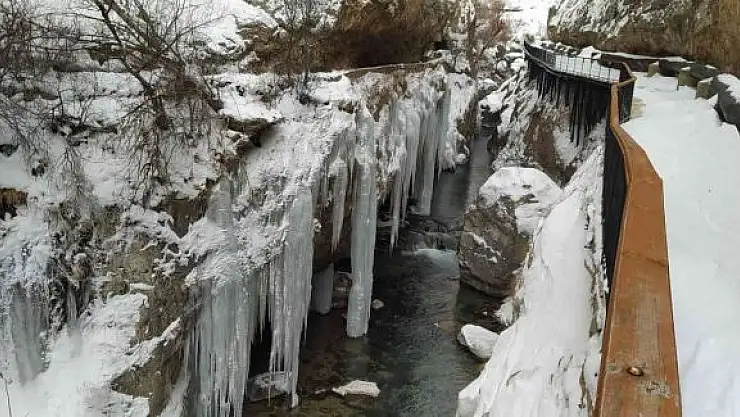 'Sivas Türkiye´nin en soğuk yeri oldu, kanyonda buz sarkıtları oluştu'