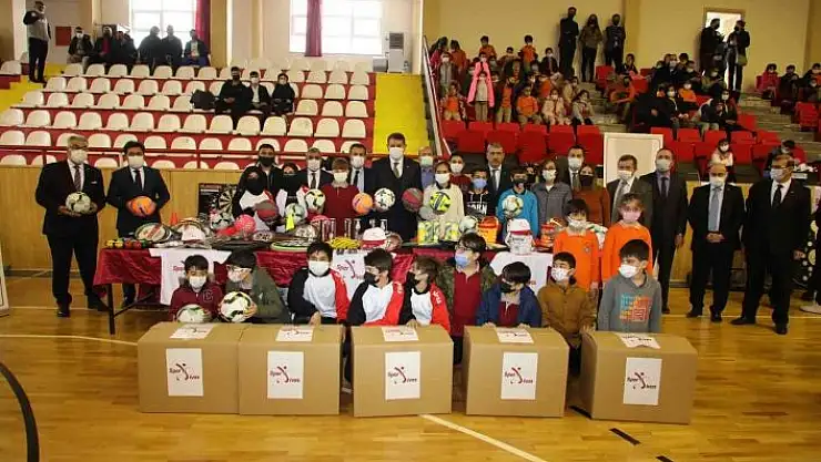 'Sivas Valiliği´nden spor malzemesi desteği'