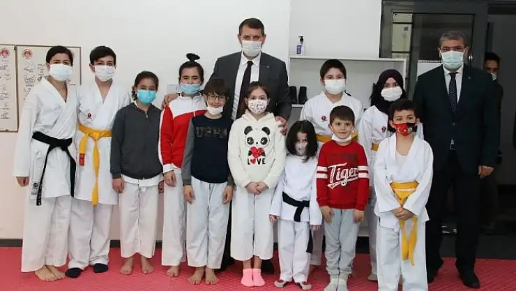 'Sivas Valisi Salih Ayhan´dan karatecilere destek'