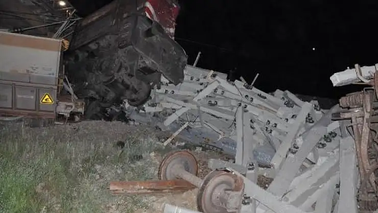 Yük Trenleri Çarpıştı: 1 Ölü 1 Yaralı