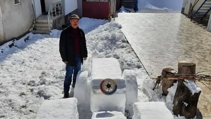 'Sivaslı çiftçinin kardan yaptığı traktör görünümüyle dikkat çekti'