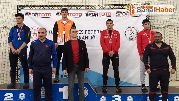 Sivaslı güreşçiler 3 madalya kazandı