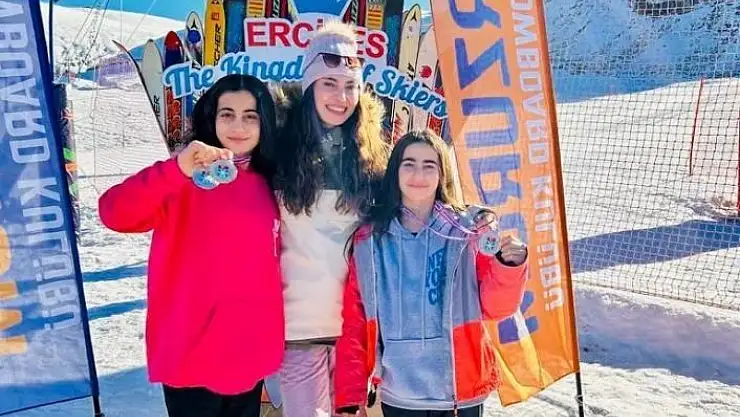 'Sivaslı kayakçılar Kayseri´de derece yaptı'