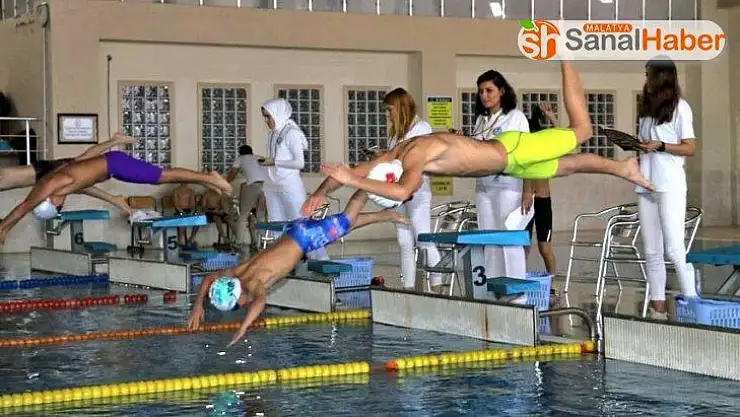 Sivaslı yüzücüler derece için kulaç attı