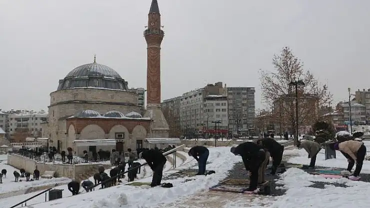 'Sivaslılar, cuma namazını dondurucu soğukta karla kaplı zeminde kıldılar'
